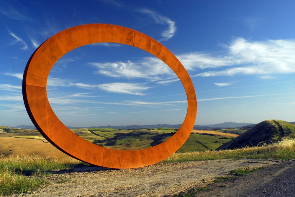 Une des installations de Mauro Staccioli, Volterra