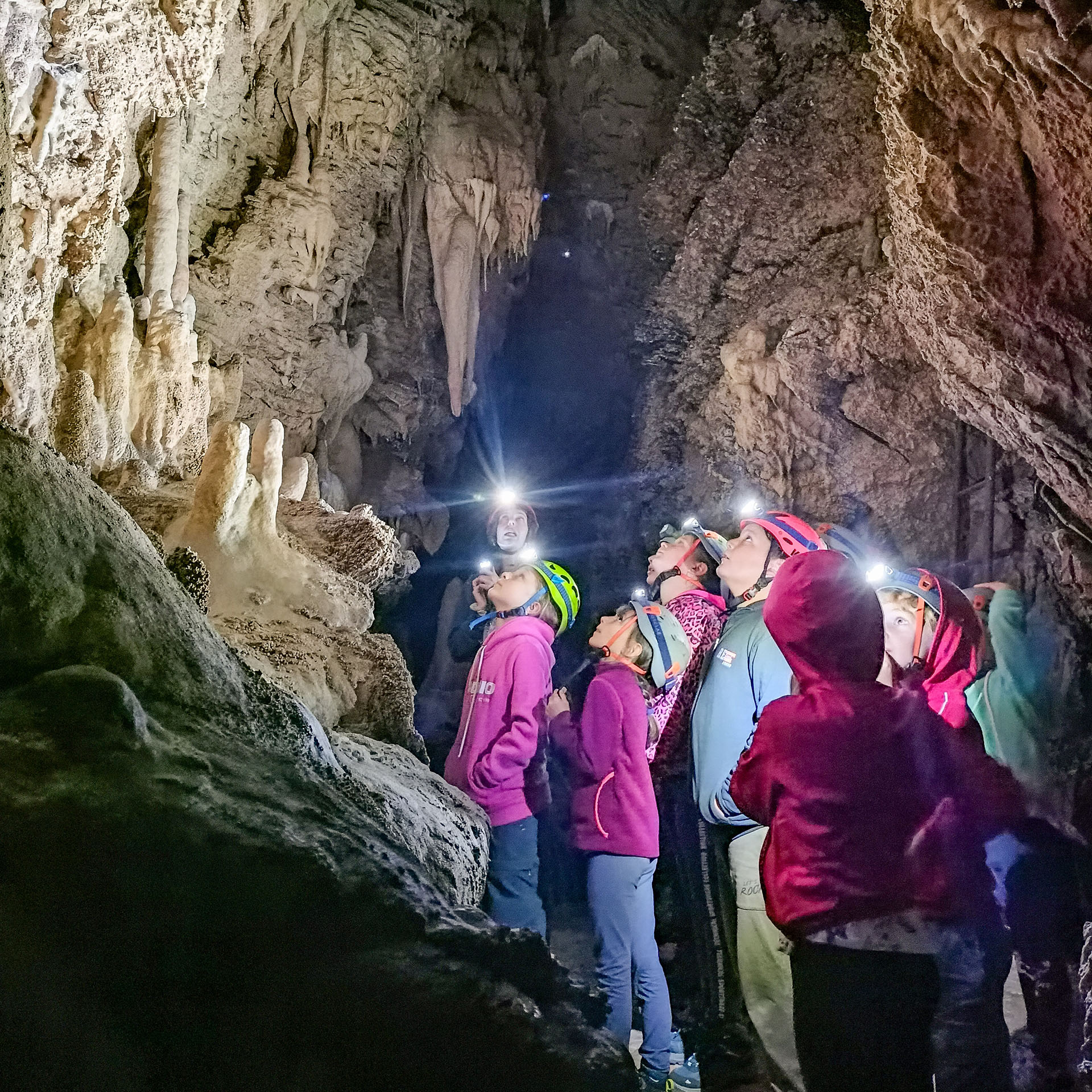 Les enfants explorent les grottes d’Equi