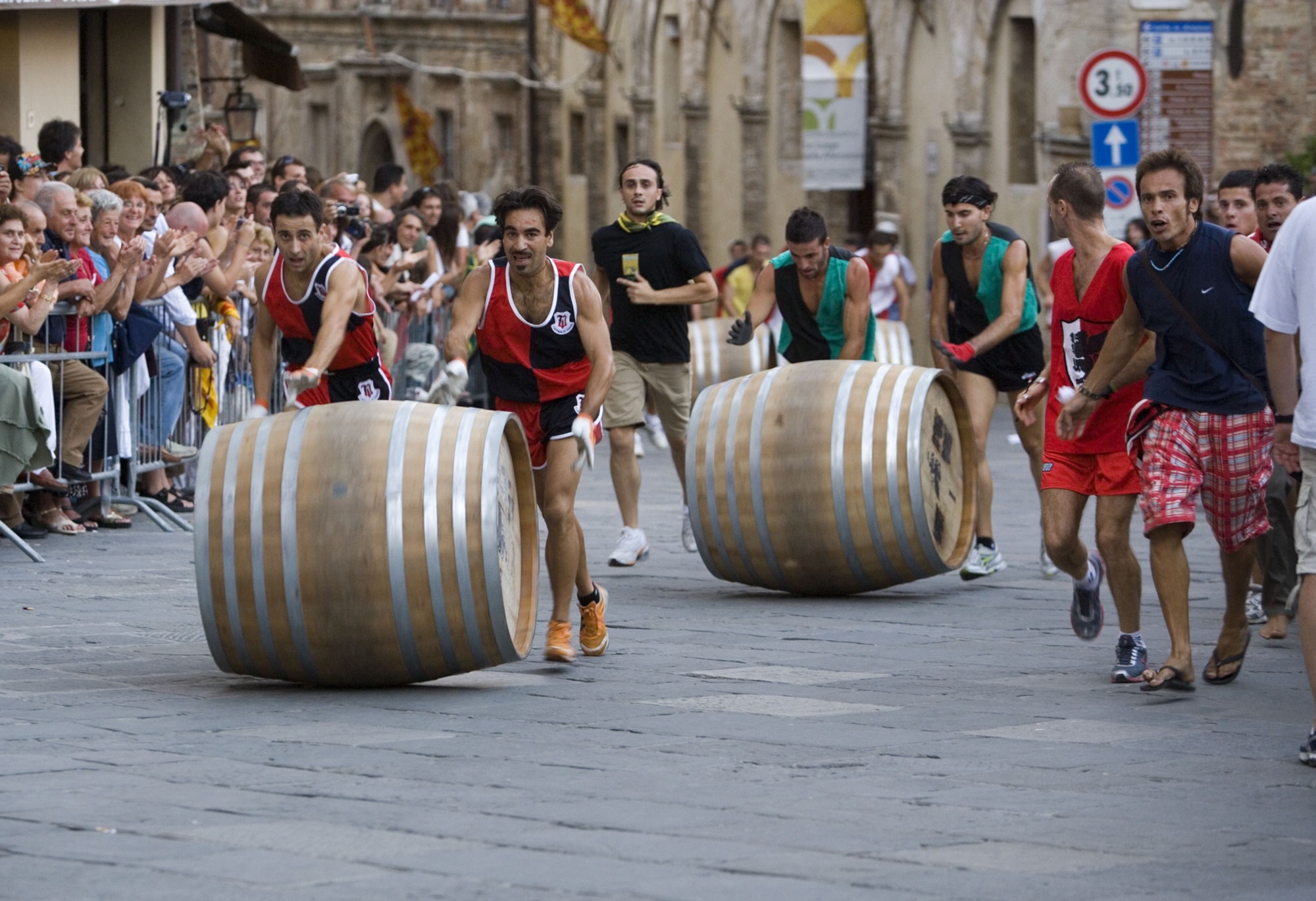Due squadre sono impegnate nella Due uomini sono impegnati nella tradizionale corsa del Bravìo delle Botti