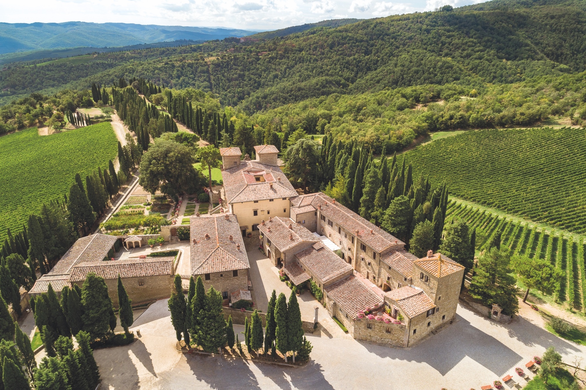 Vue sur le château d'Albola et le village, entouré de vignobles et des basses montagnes du Chianti