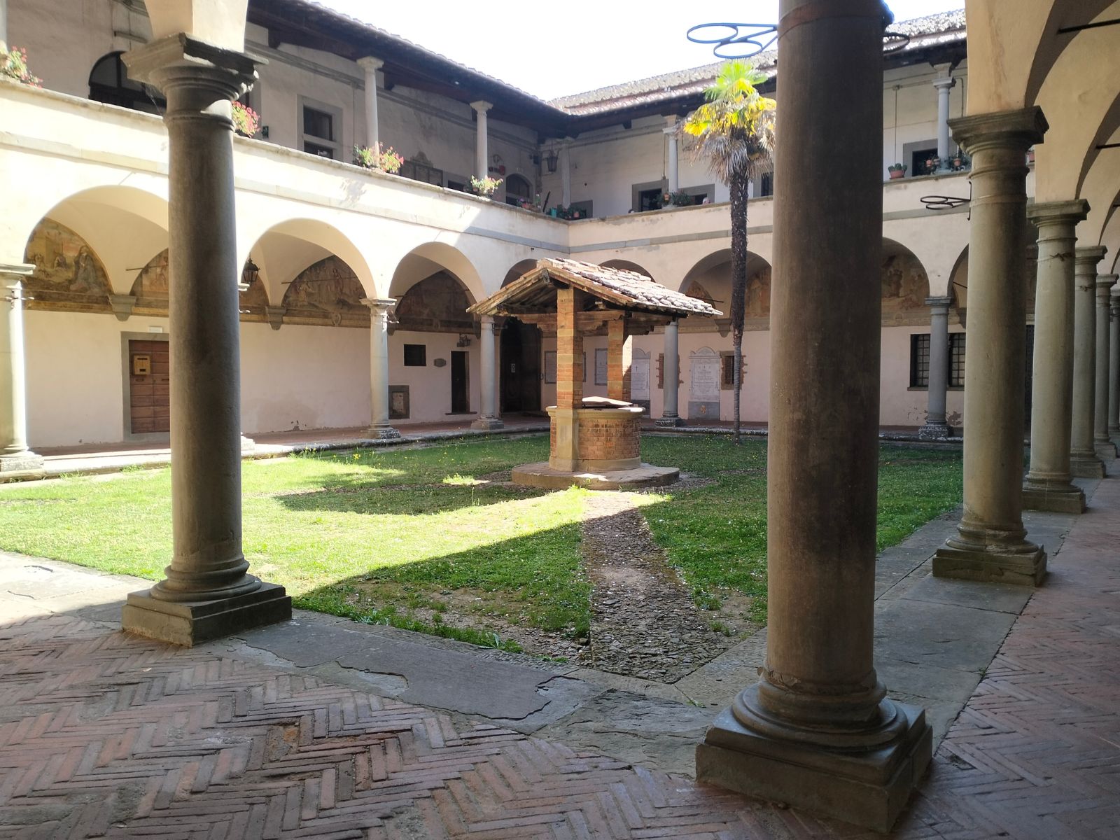 Cloître de l'église de San Francesco à Castiglion Fiorentino