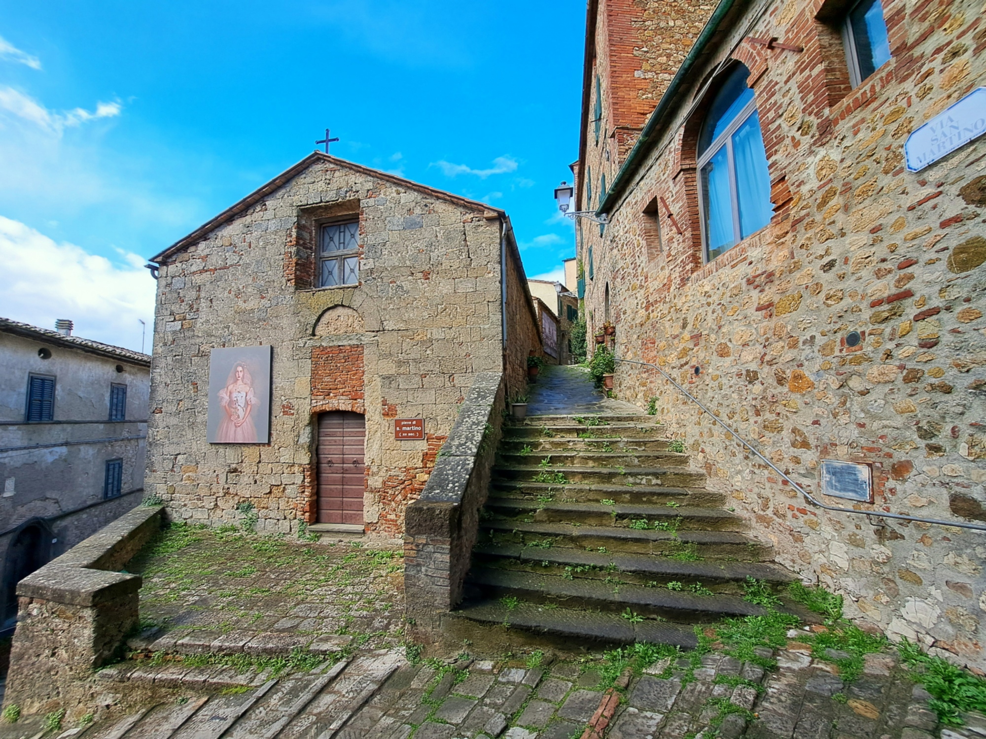 La façade de l’église San Martino à Chiusdino