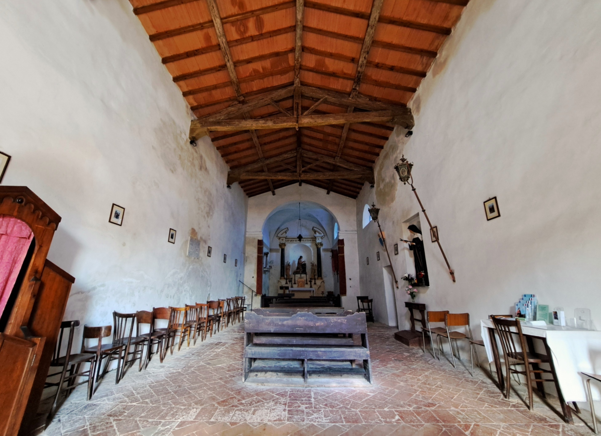 Interno della chiesa di San Sebastiano a Chiusdino