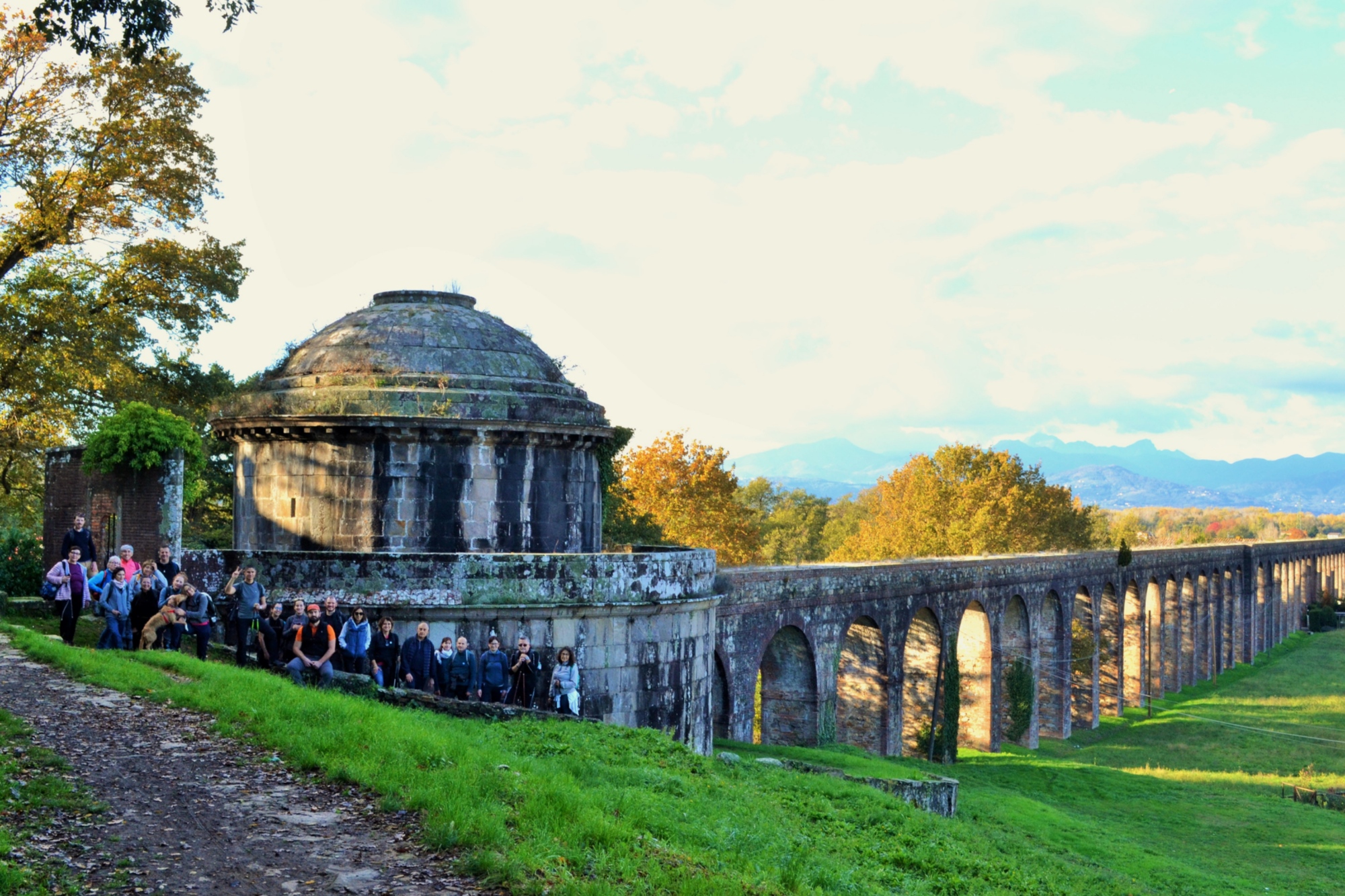 Trekking lungo l'acquedotto del Nottolini, da Lucca ai piedi del Monte Pisano