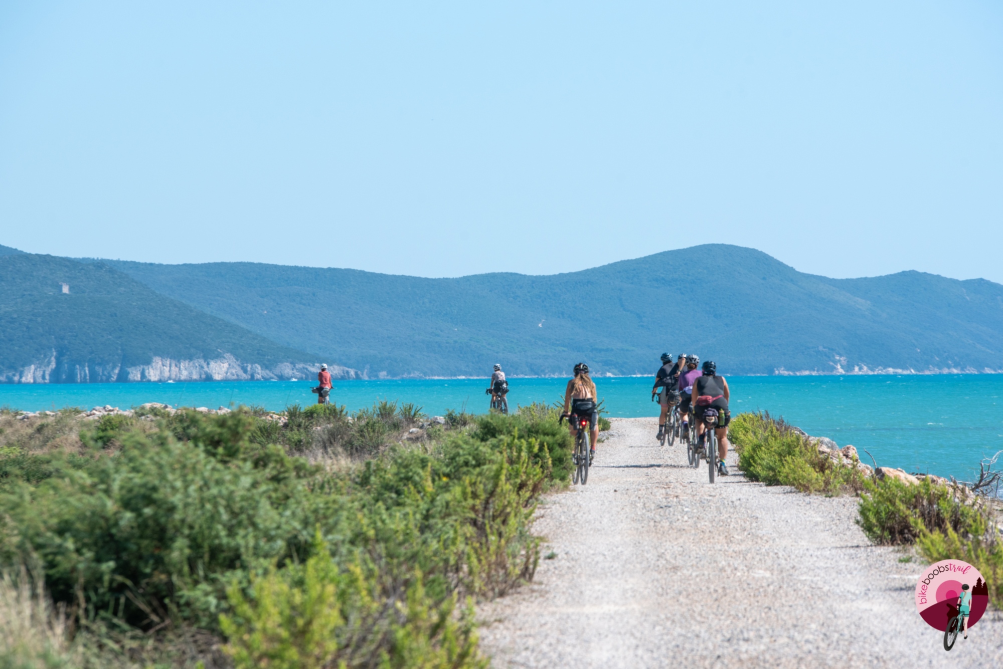 Un groupe de participantes à vélo face à la mer
