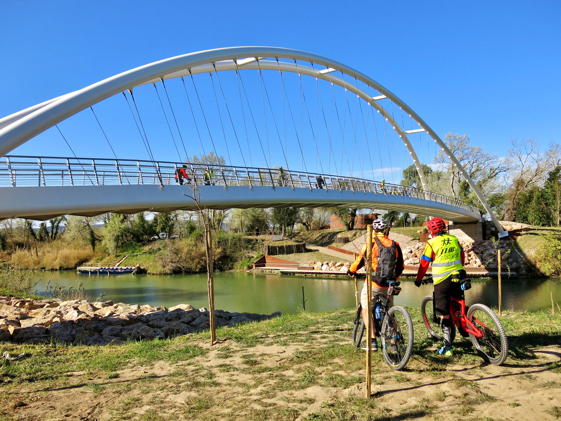 pont pour cyclistes et piétons sur le fleuve Ombrone