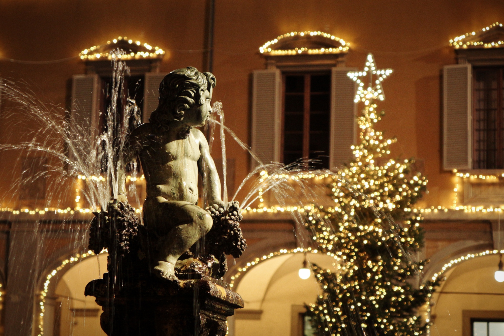 Fontaine Bacchino avec décorations de Noël à Prato