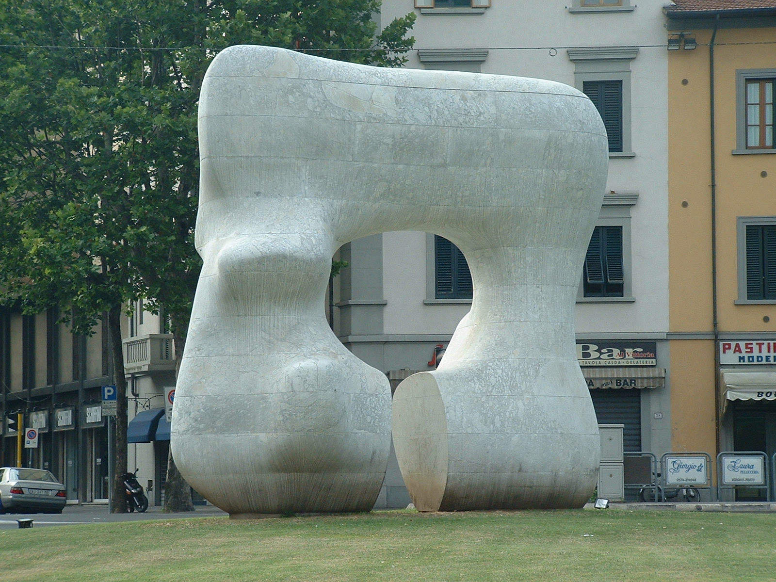 Forme carrée avec coupe d’Henry Moore