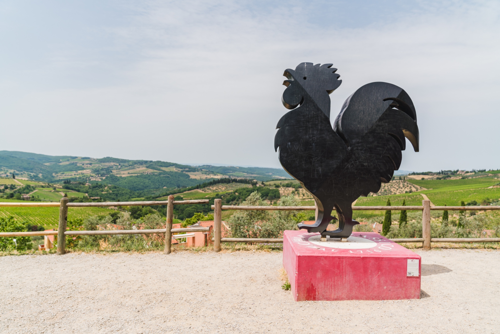 Statue du Coq Noir avec vue sur la campagne