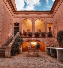 Visit, tasting and lunch in a castle in Montalcino