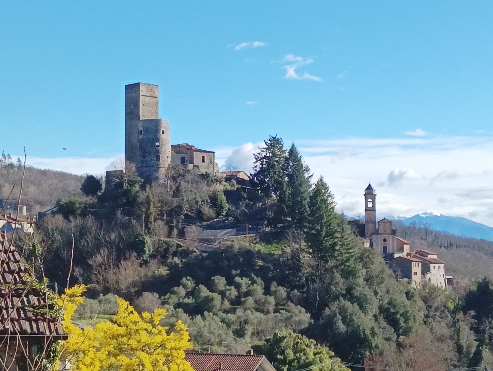 Veduta del castello di Tresana