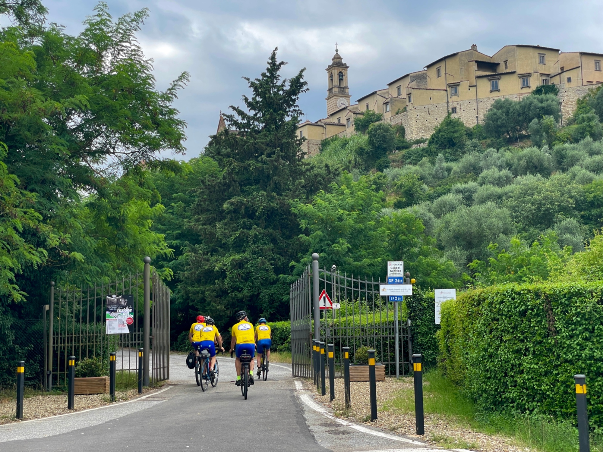 Groupe de cyclistes à l’entrée du monastère de la chartreuse de Galluzzo