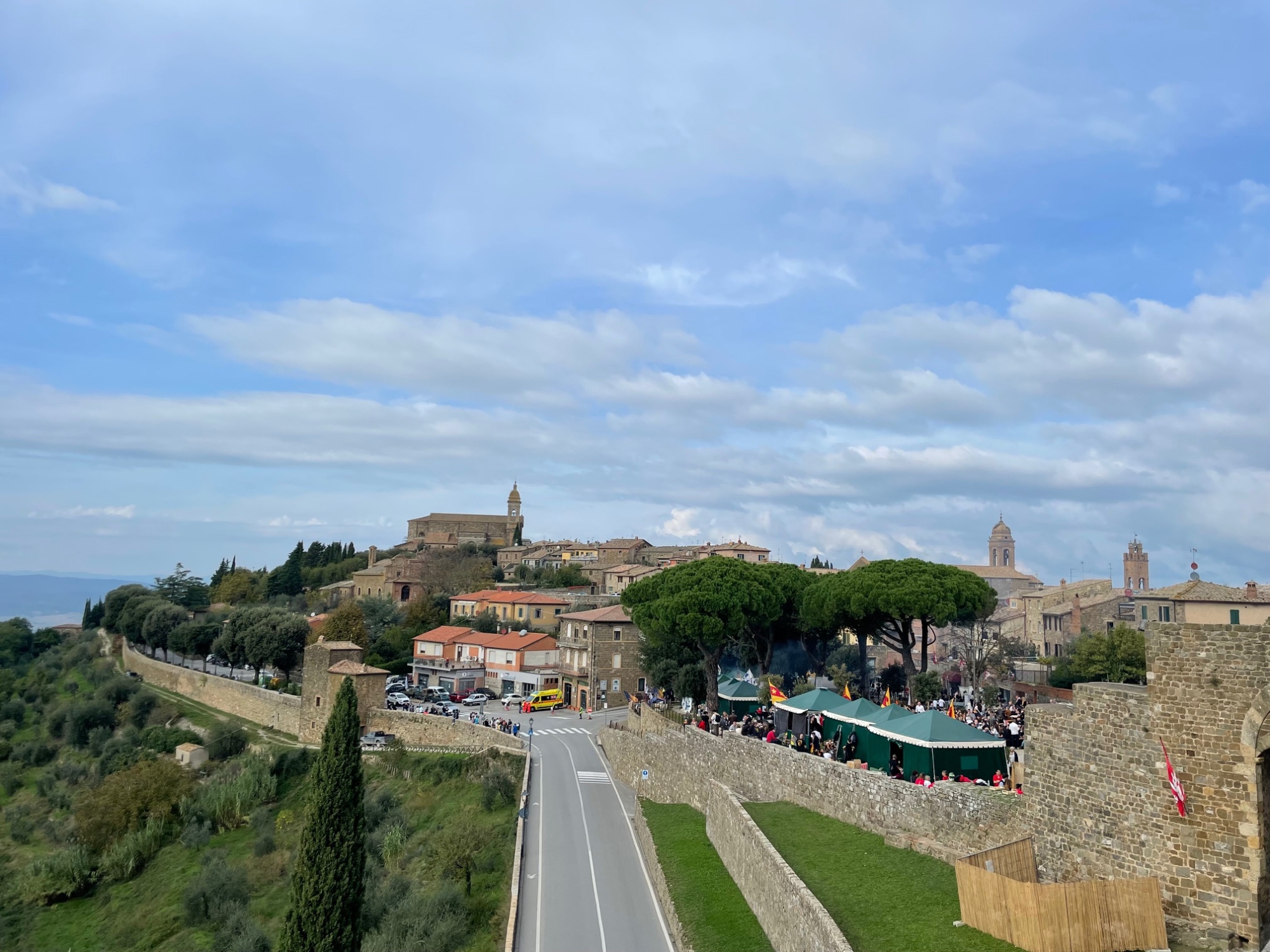 Veduta panoramica del borgo medievale di Montalcino arroccato sulla collina