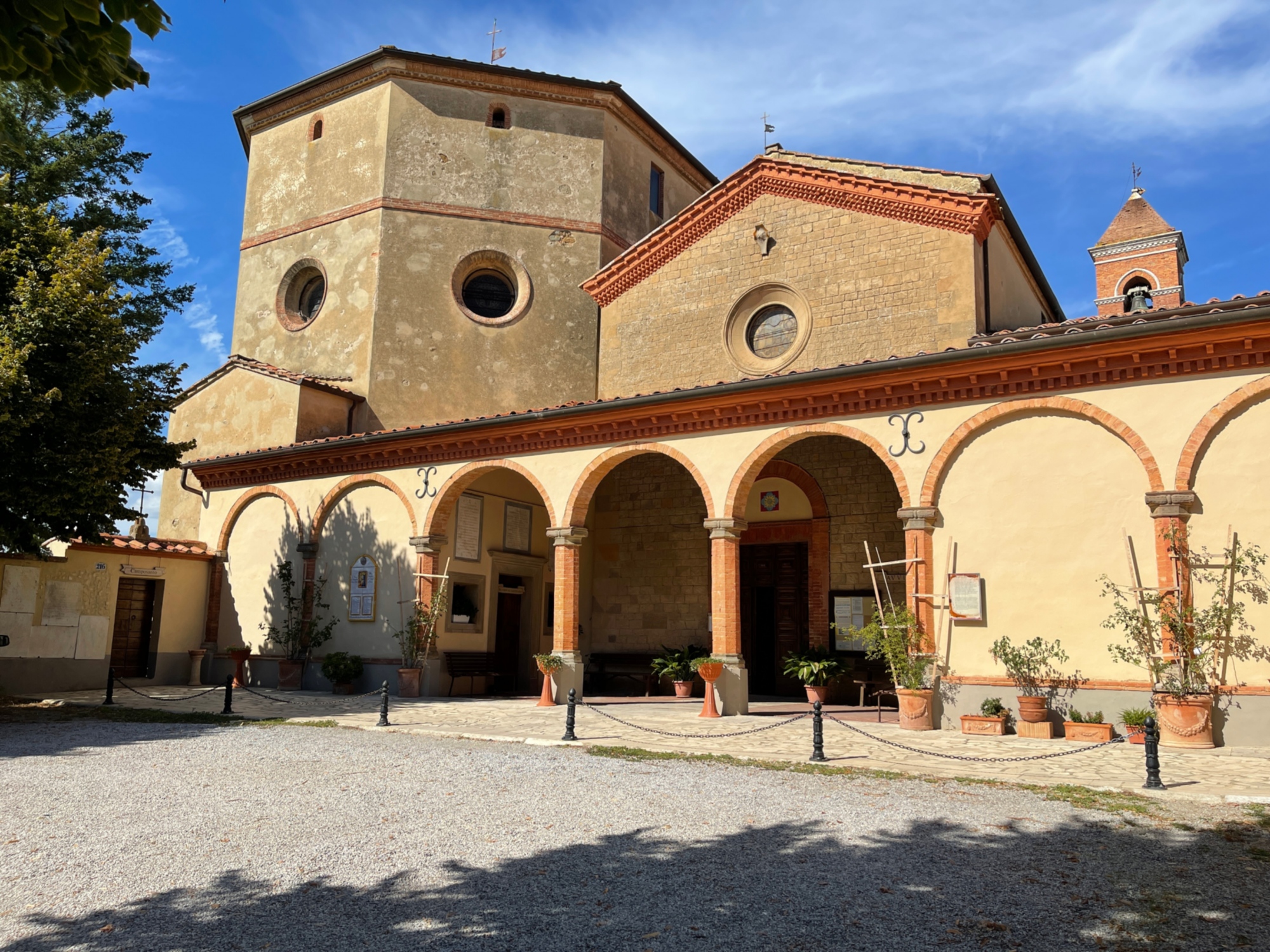 Vue extérieure du Couvent de San Bernardino