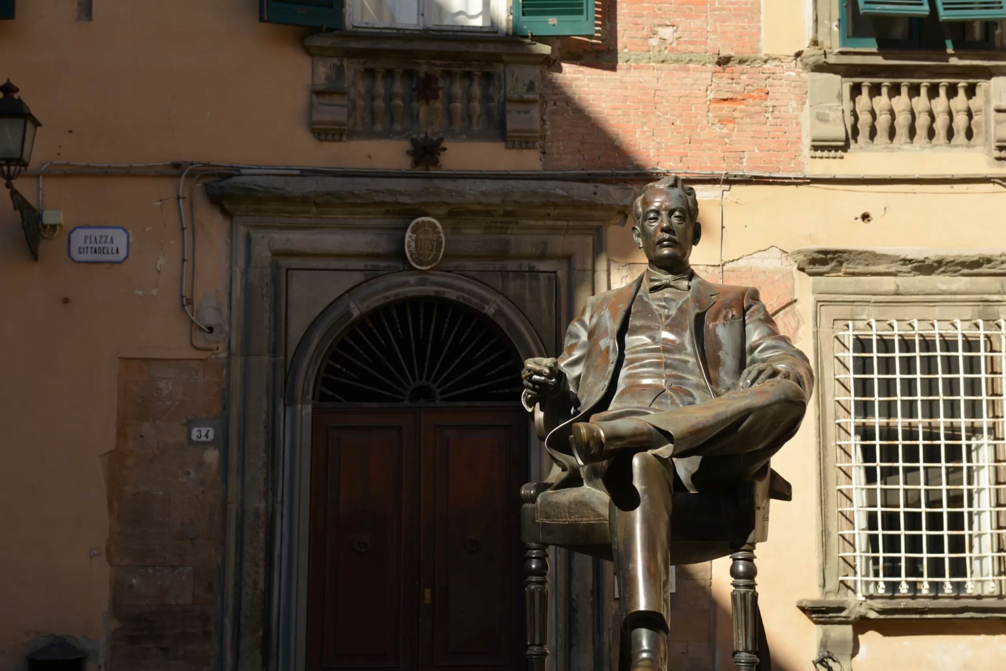 A tour of the city of Lucca to discover the key places in Giacomo Puccini's life