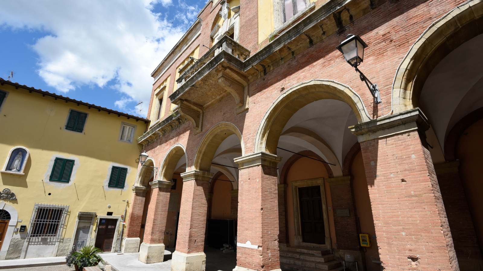 Vue des loggias du marché de la Piazza Matteotti avec ses cinq arches