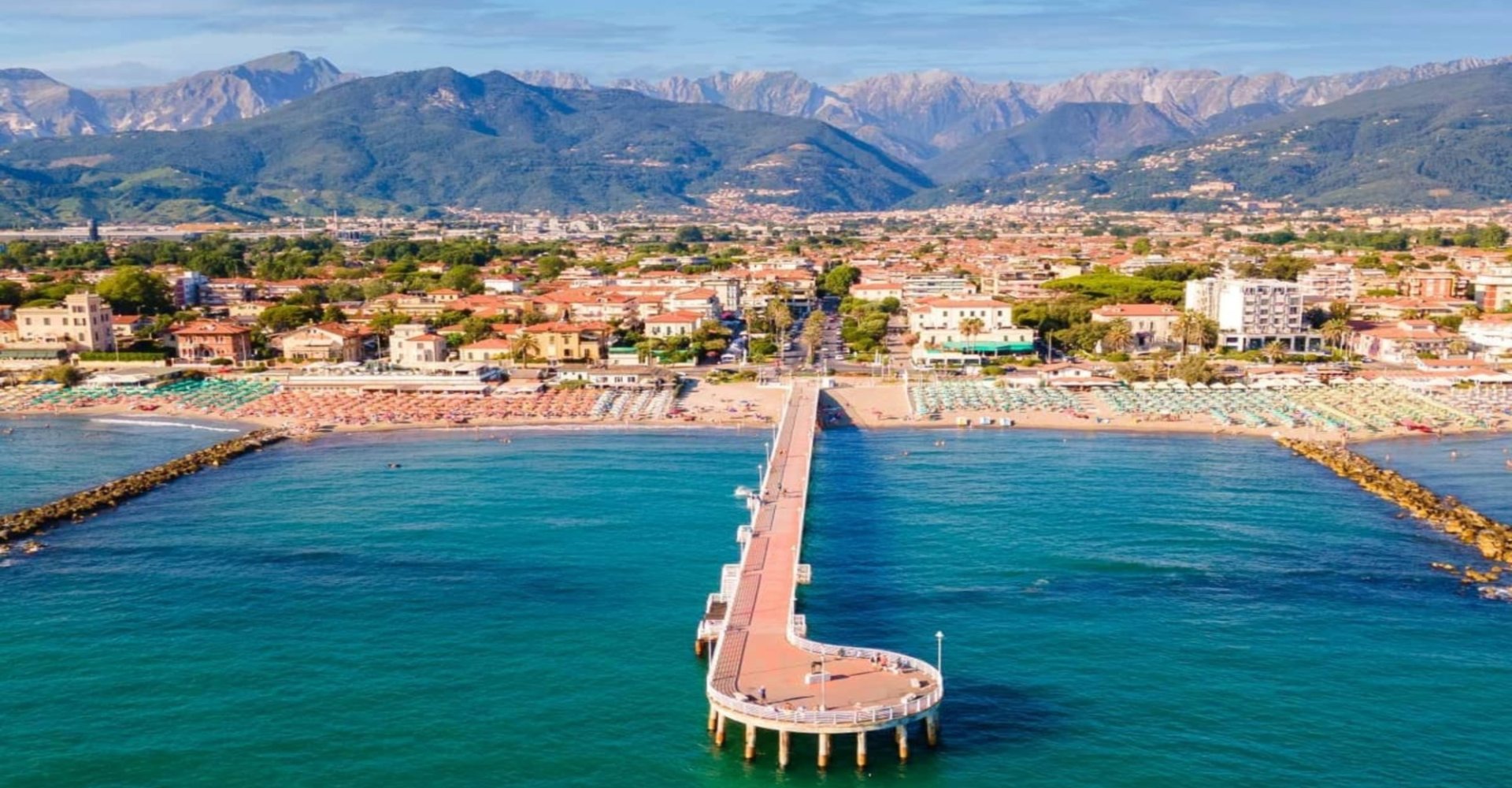 Vue du haut de la jetée panoramique de Marina di Massa Vue du haut de la jetée panoramique de Marina di Massa