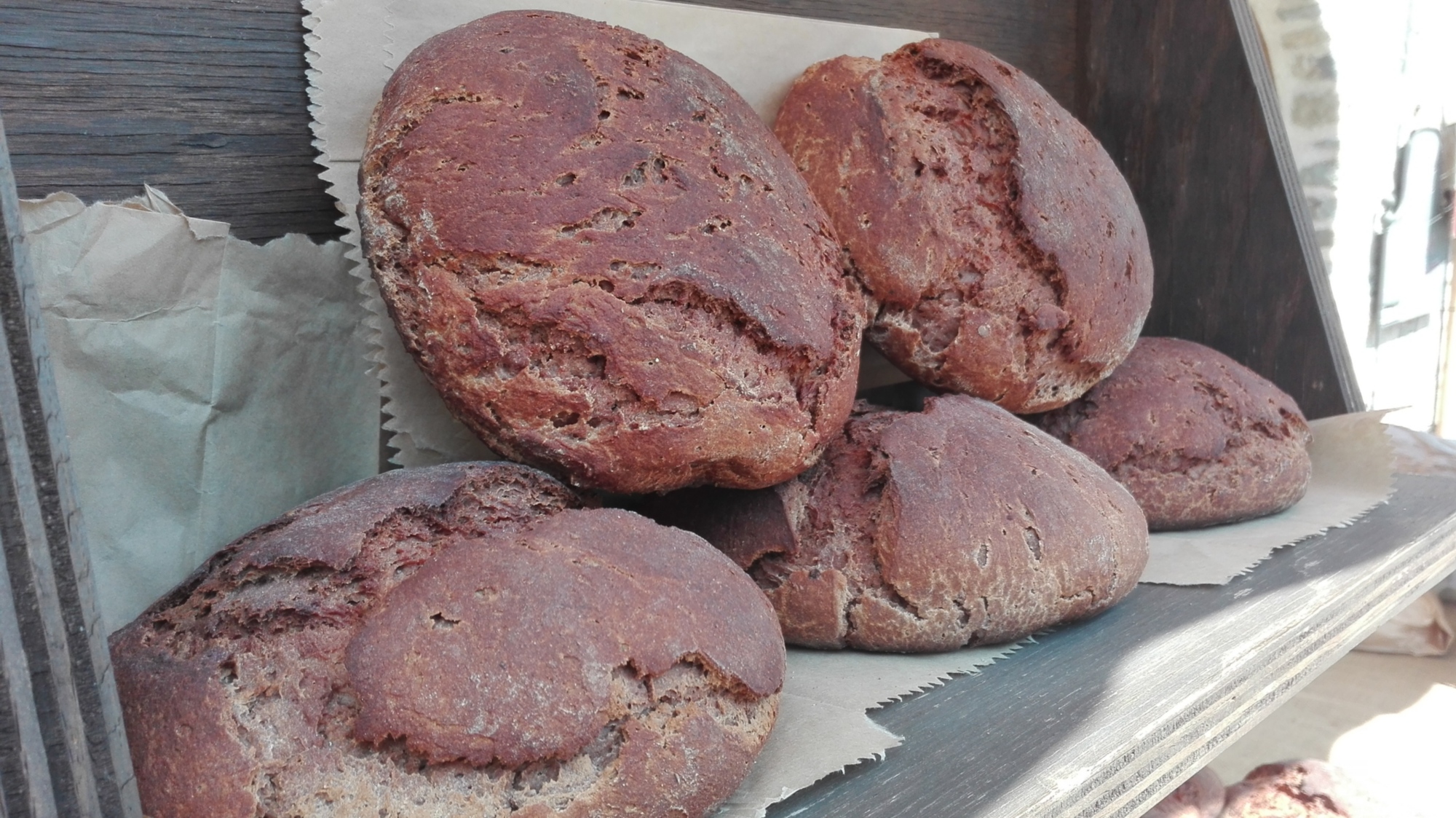 Un comptoir avec 5 pains de marocca