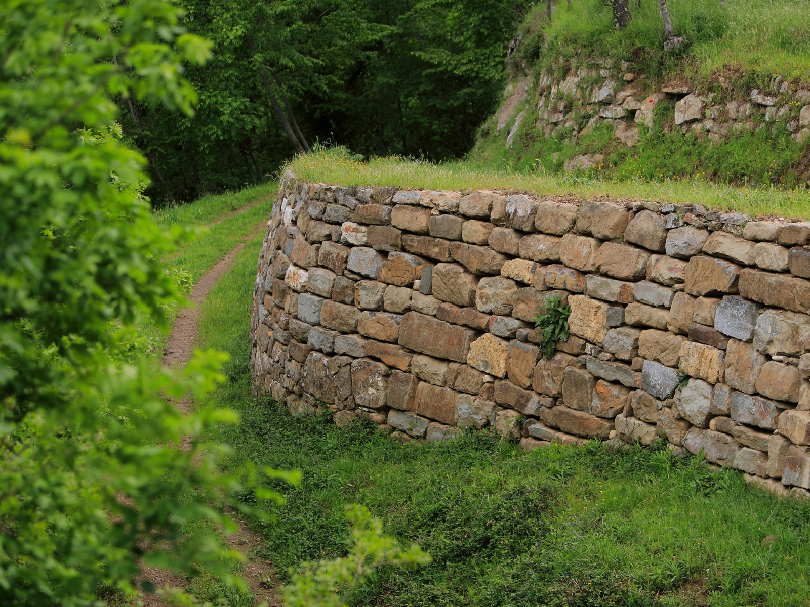 Murs typiques en pierres sèches construits avec des blocs de pierre sans utiliser de liant ou de mortier