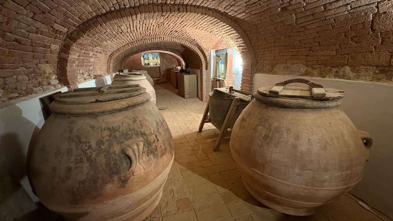 La cave creusée dans le tuf avec les pots traditionnels en terre cuite