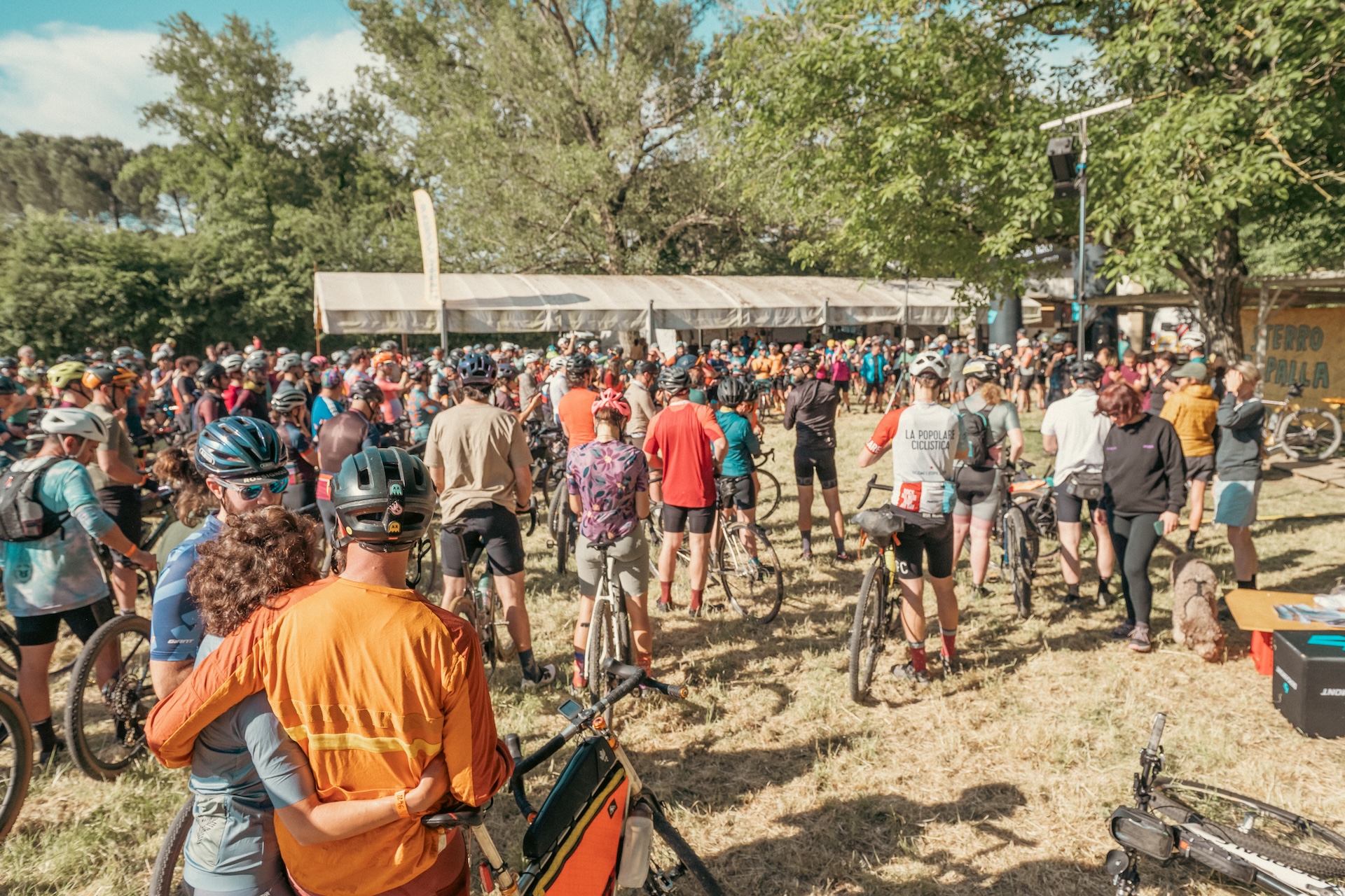Cyclistes hommes et femmes au camp de base de Sterro Appalla, en attendant le départ
