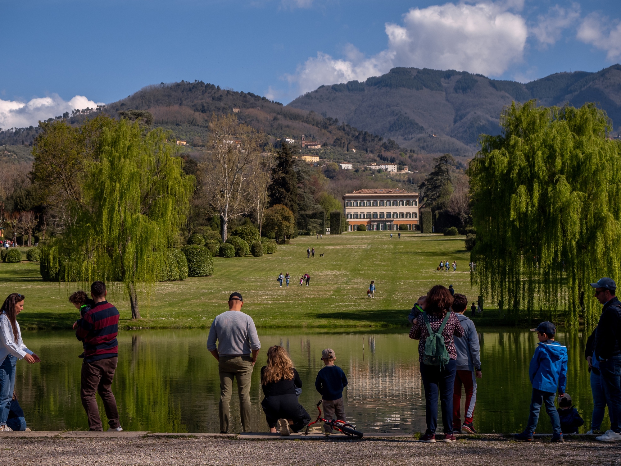 Vue de la Villa et du jardin par une journée ensoleillée