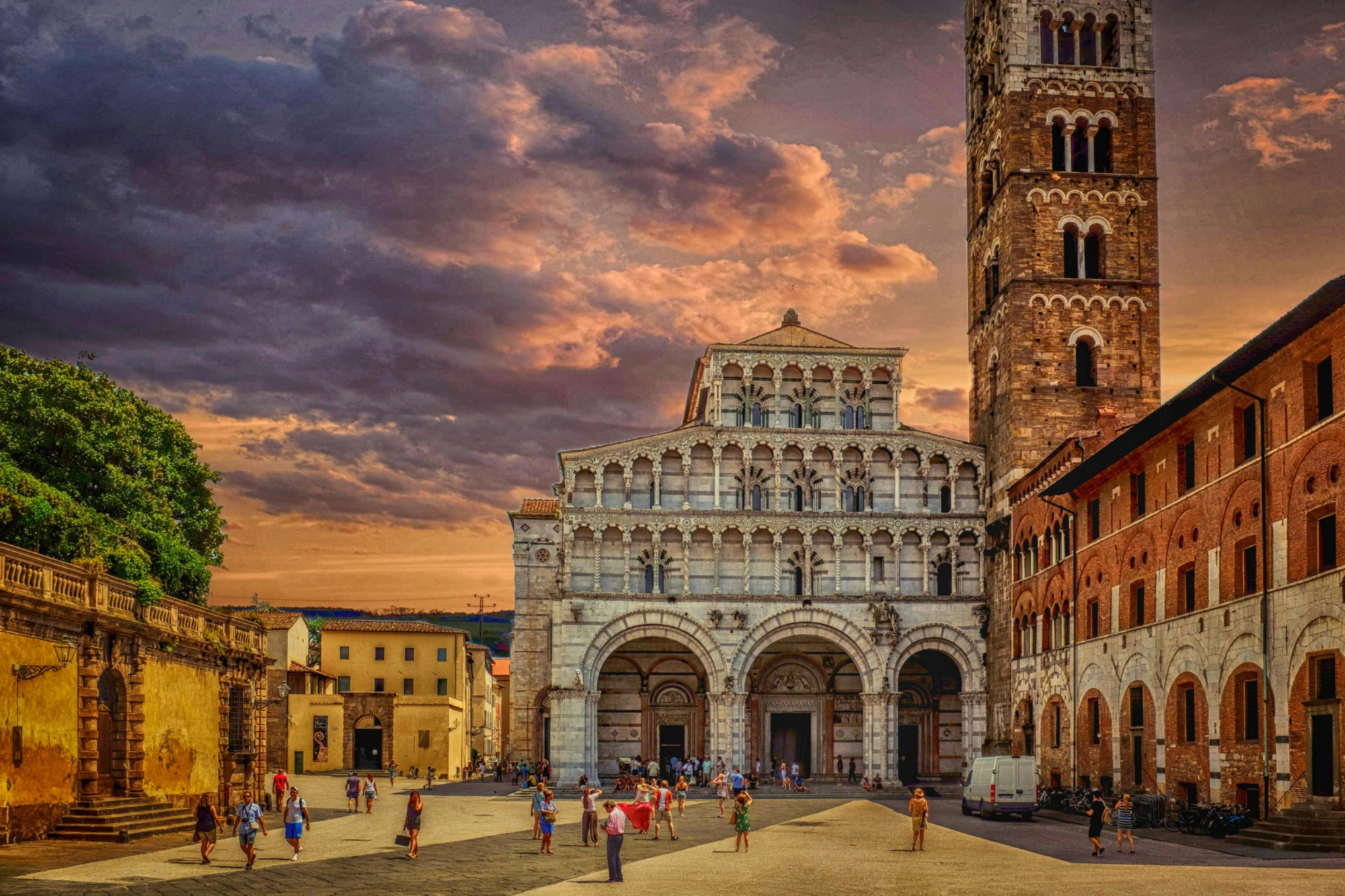 Un tour nel centro della città di Lucca con visita ai suoi splendidi palazzi signorili