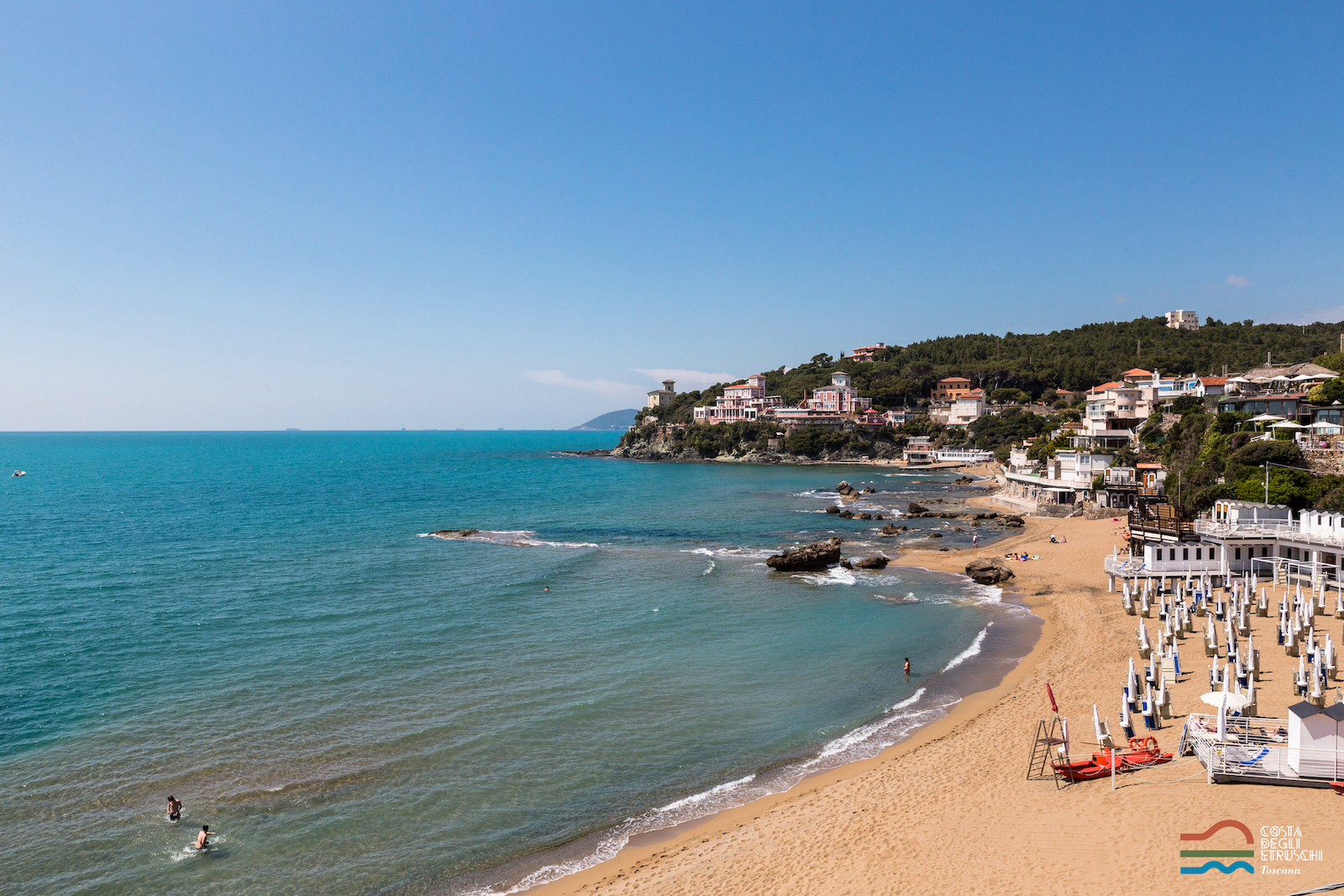 Vue aérienne de la baie de Quercetano, avec la plage, les parasols et des personnes dans la mer