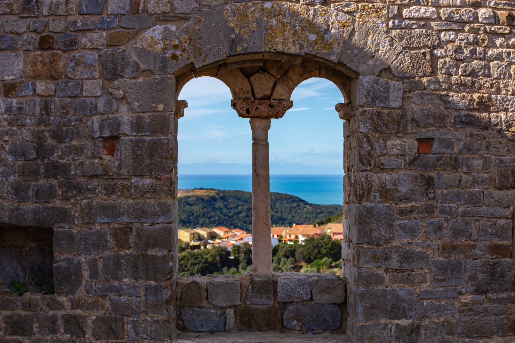 Vue sur la mer depuis le rocher de Campiglia Marittima