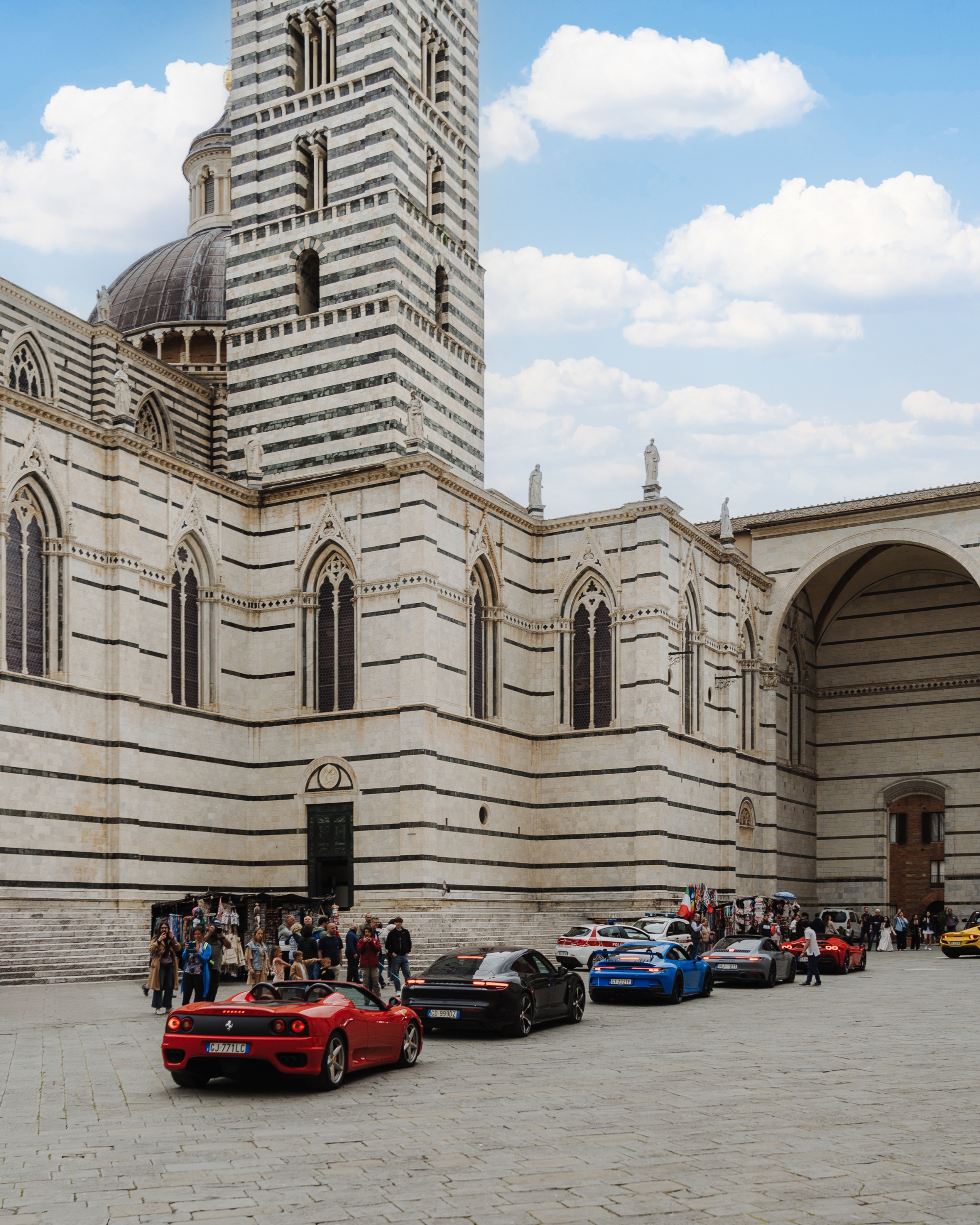 Supercar davanti al Duomo di Siena durante un tour tra le colline toscane
