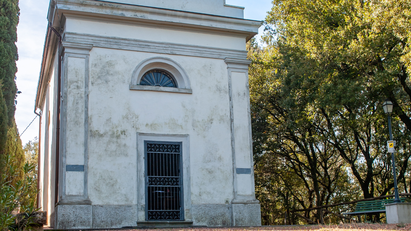 Le sanctuaire de la Madonna di Monti entouré de végétation