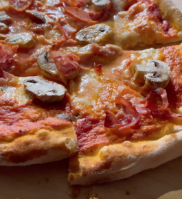 Tutti i segreti della pizza e del tiramisù perfetti in una lezione di cucina nel centro di Siena