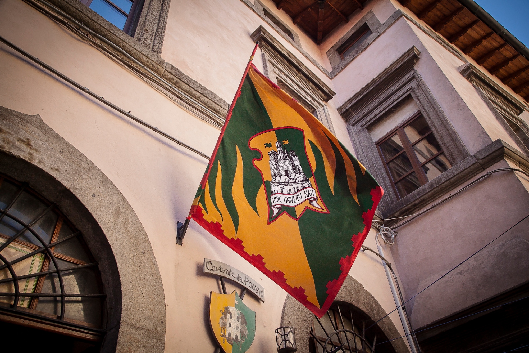 Drapeaux d’un quartier du palio de Castel del Piano