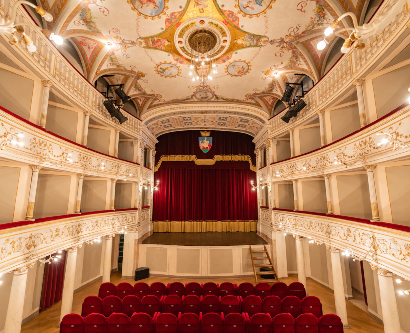 La salle du théâtre Ciro Pinsuti en forme de fer à cheval avec 36 loges