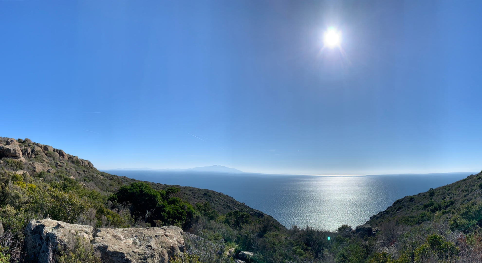 Panorama de l’île de Capraia avec vue sur la mer par une journée ensoleillée