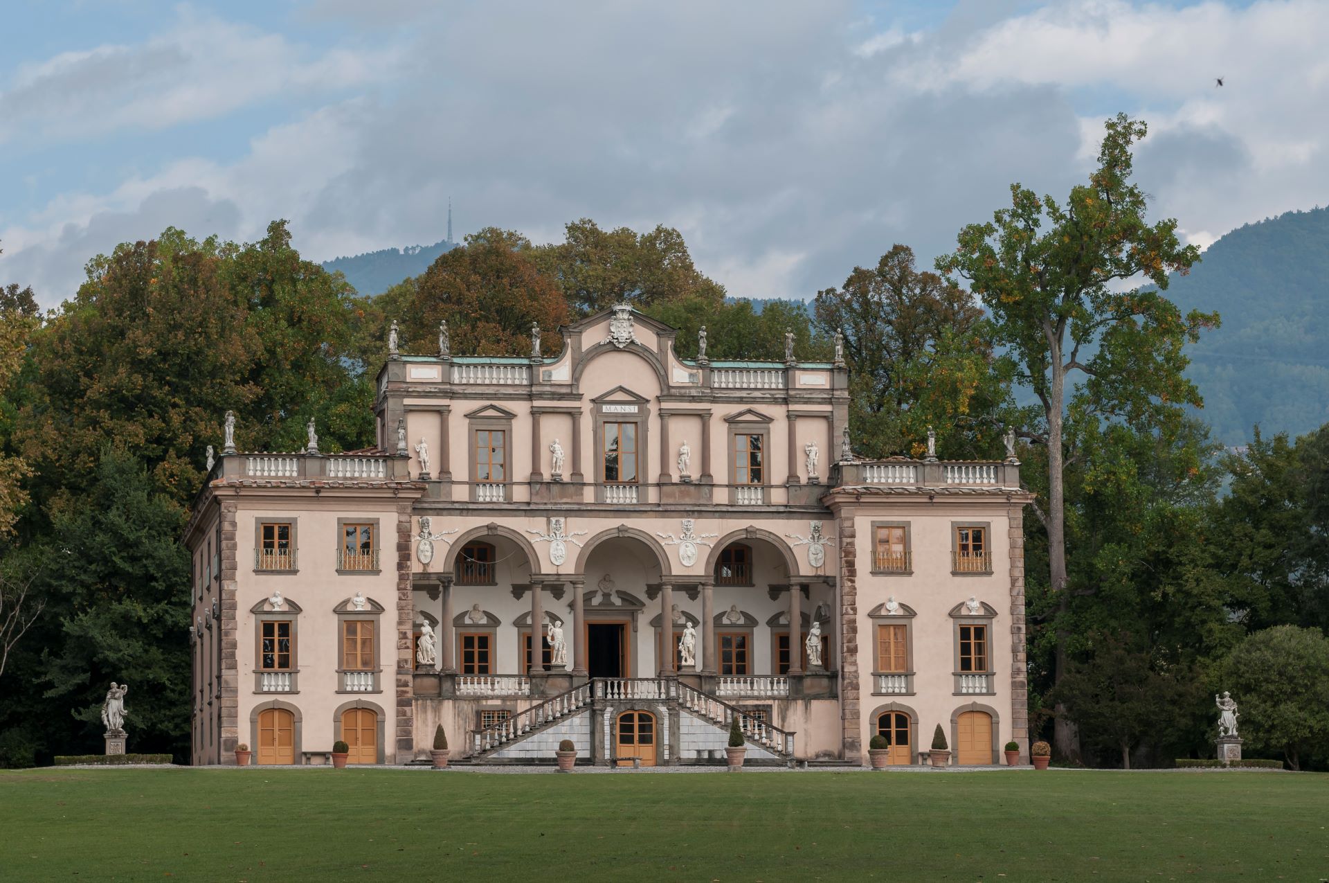 Villa Mansi, Tenuta Lenzini & la Quercia delle Streghe