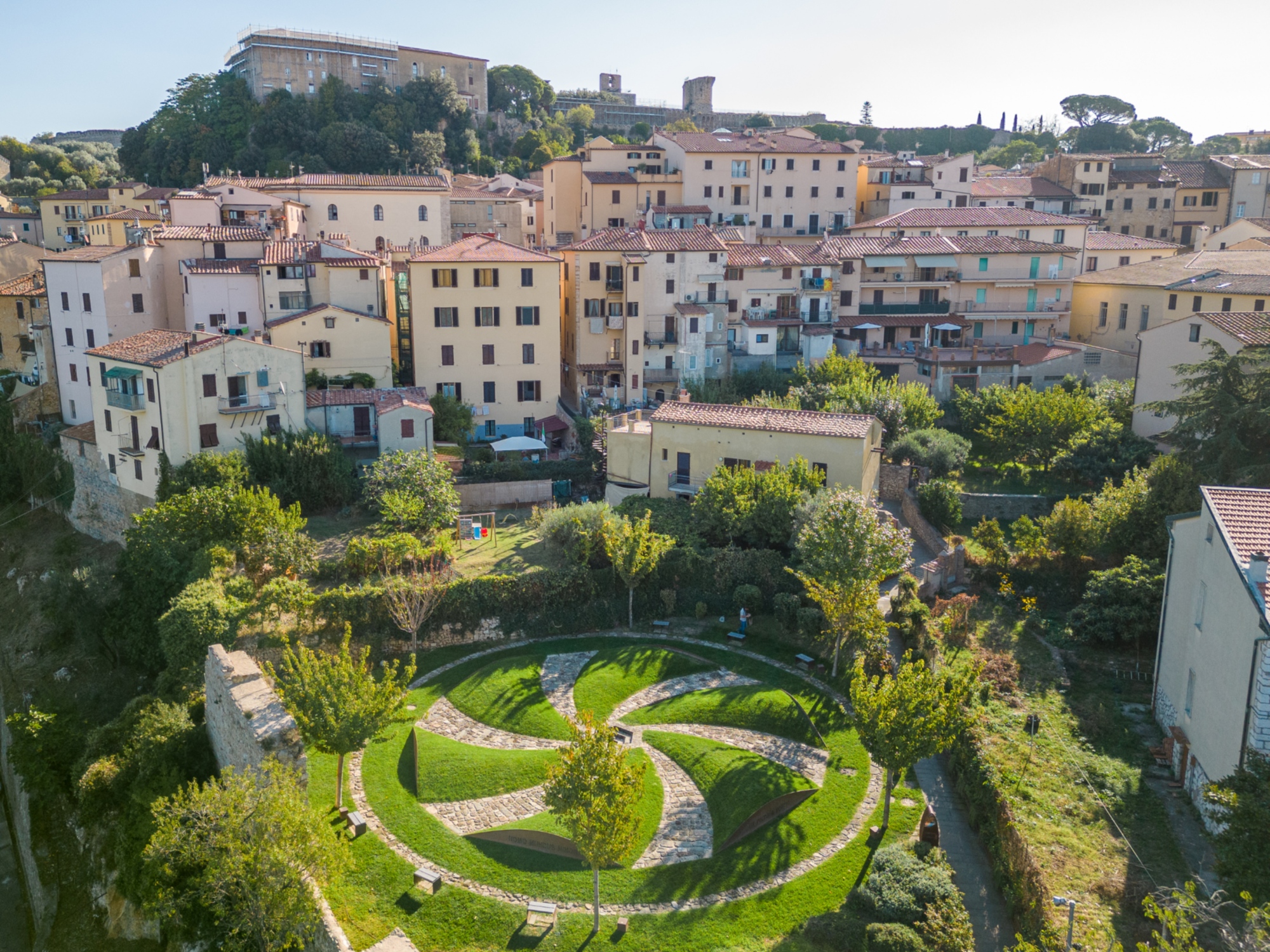 Le jardin « Sol Omnibus Lucet » à Massa Marittima