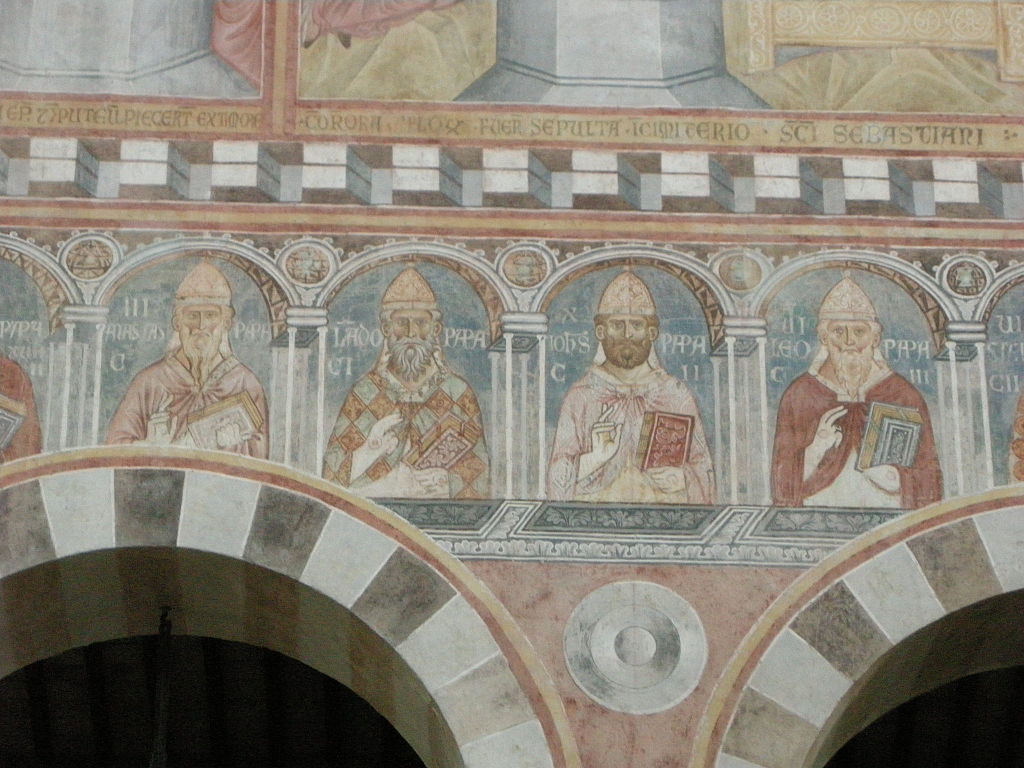 Portraits des papes à l'intérieur de la basilique