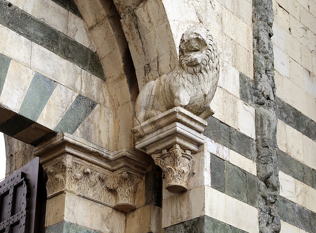 Le Château de l'Empereur, portail d'entrée avec lion