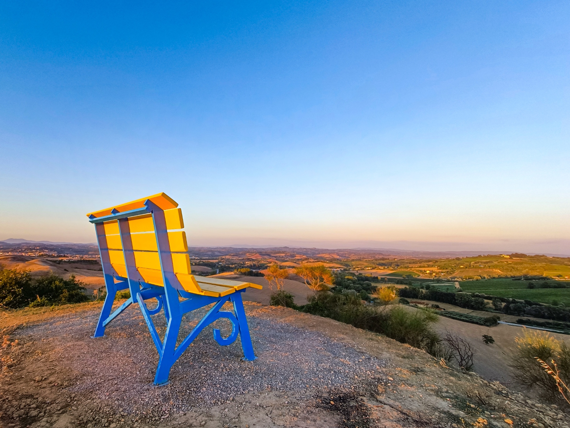 Le Big Bench de Castelfiorentino avec vue sur les collines