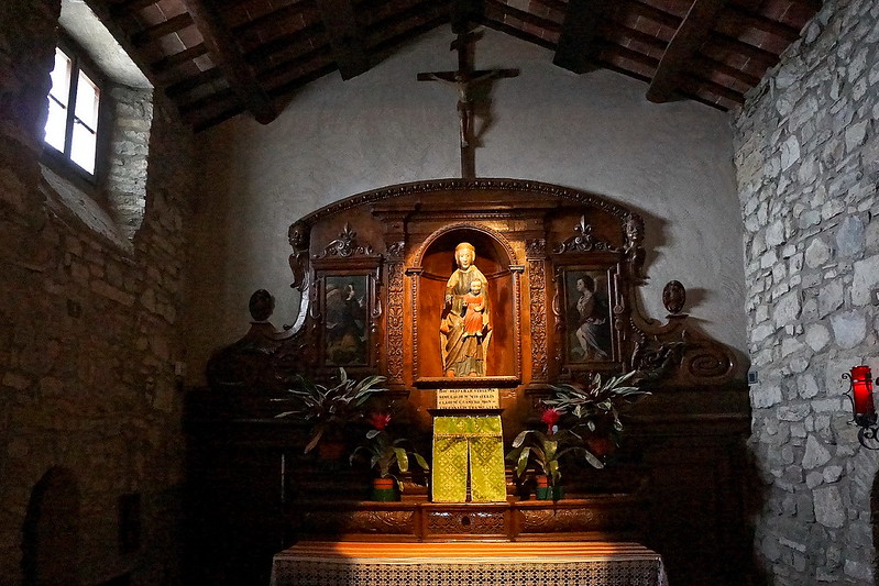 Sculpture de la Vierge à l'Enfant, placée sur le maître-autel