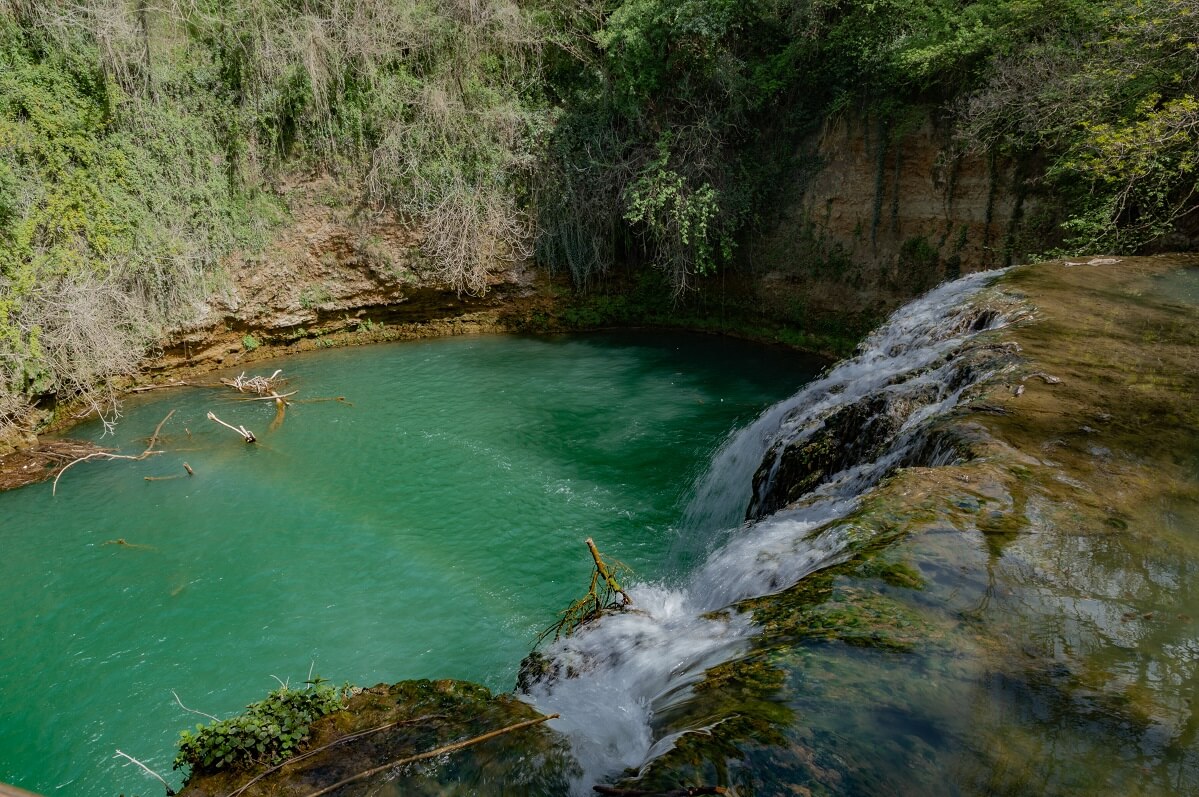 Cascades de Diborrato immergées dans la forêt.
