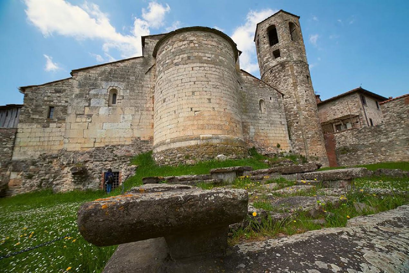 Abside de l'église paroissiale avec les restes de l'autel