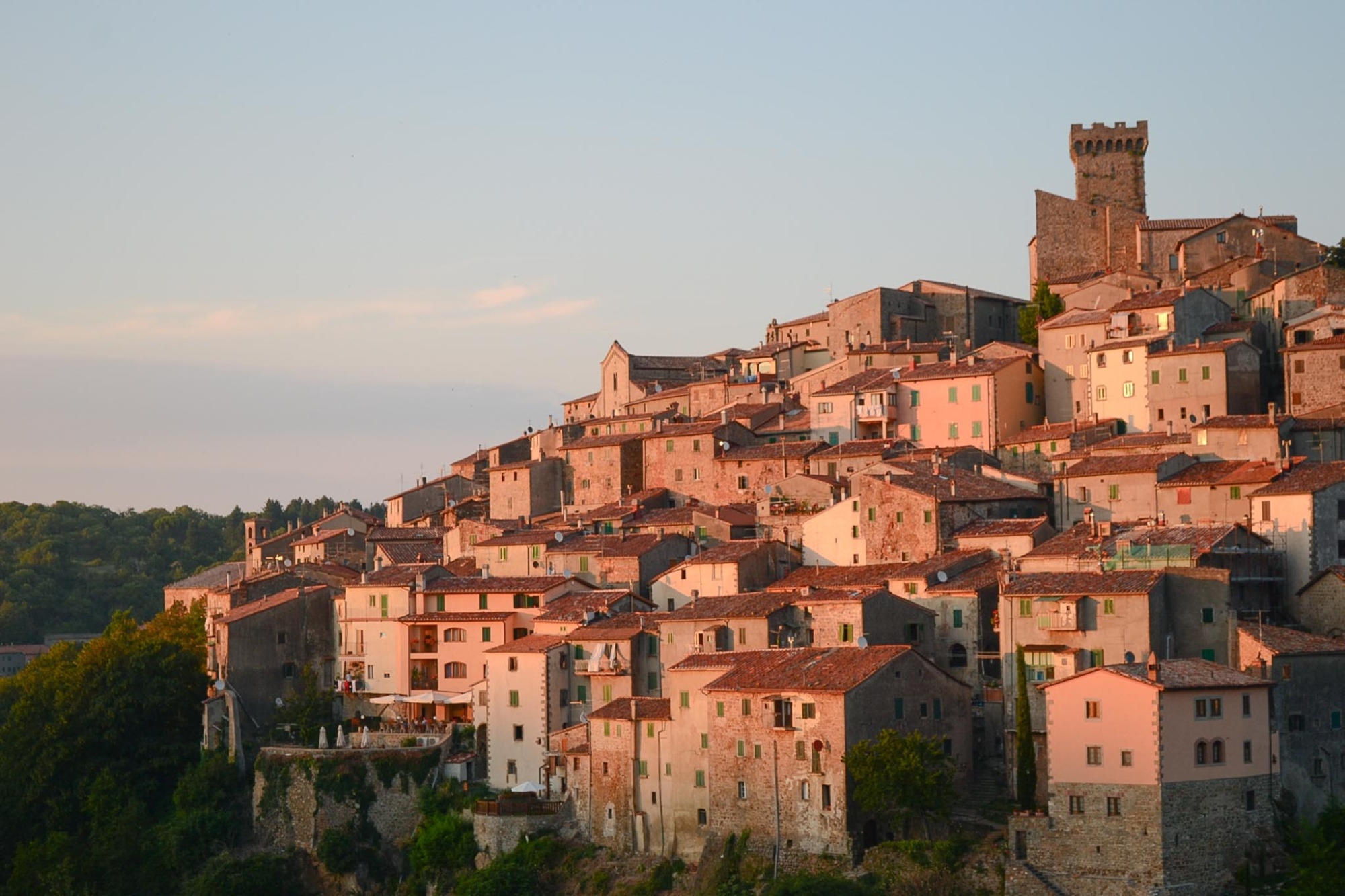 Vue panoramique du village médiéval d'Arcidosso au coucher du soleil