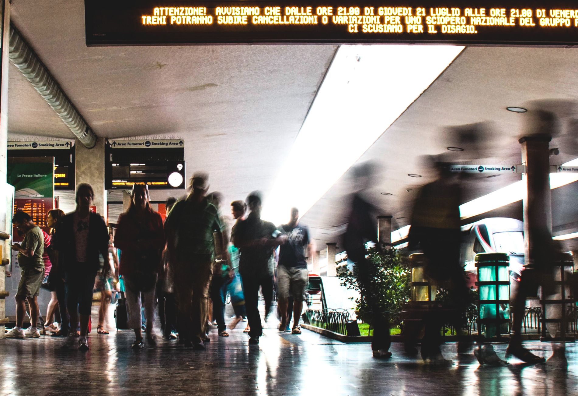 Le va-et-vient des personnes à la gare de Florence