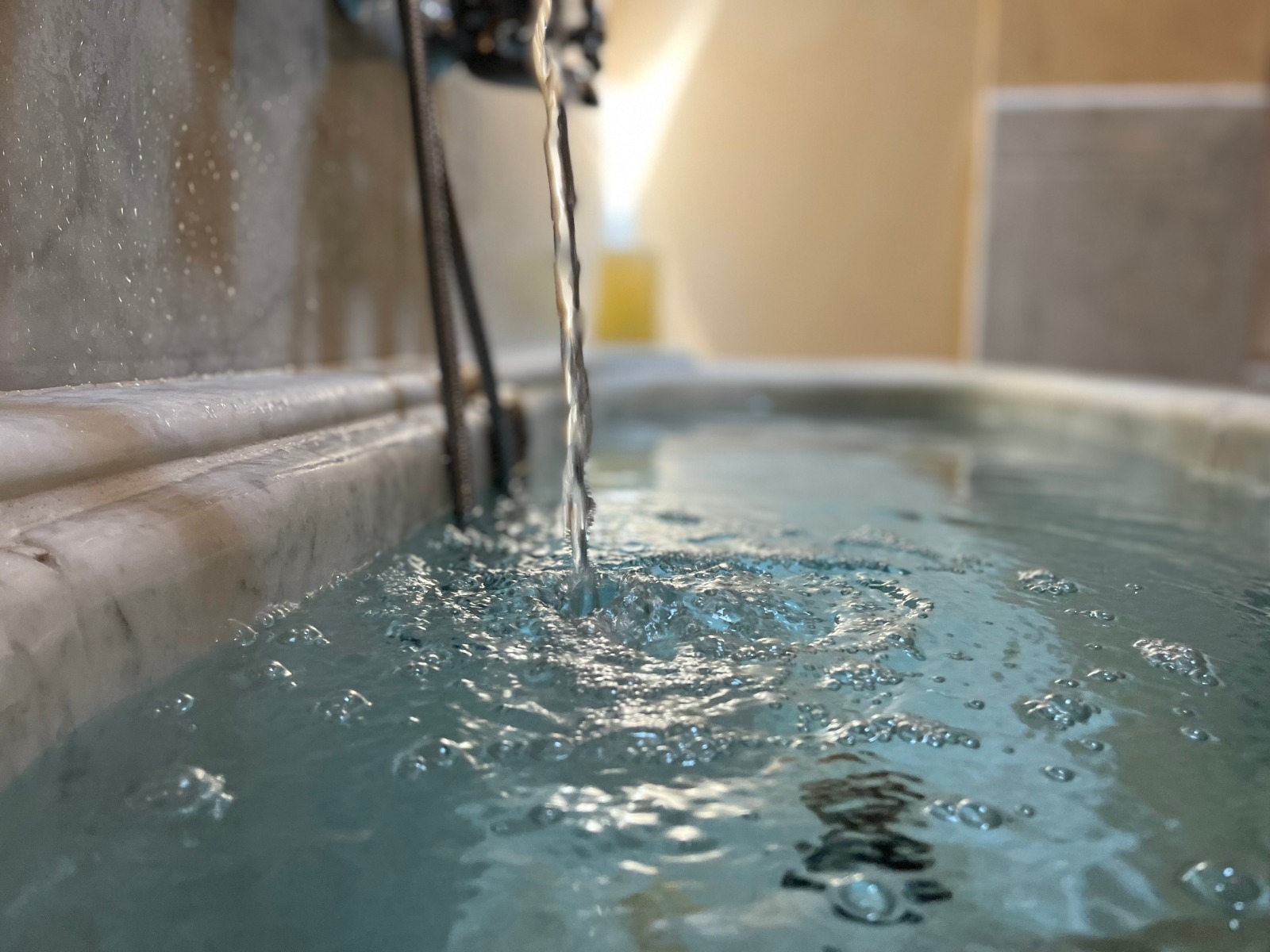 Les eaux de Bagni Bernabò se déversent dans un bassin de l’installation