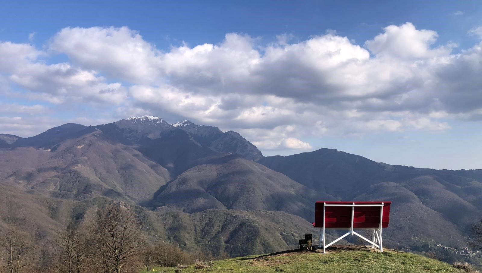Un banc géant surplombe un panorama de montagnes