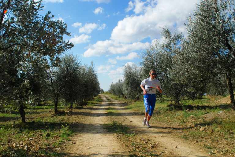 Una corsa di benessere all'aria aperta nella campagna toscana	Un parcours de bien-être en plein air dans la campagne toscane