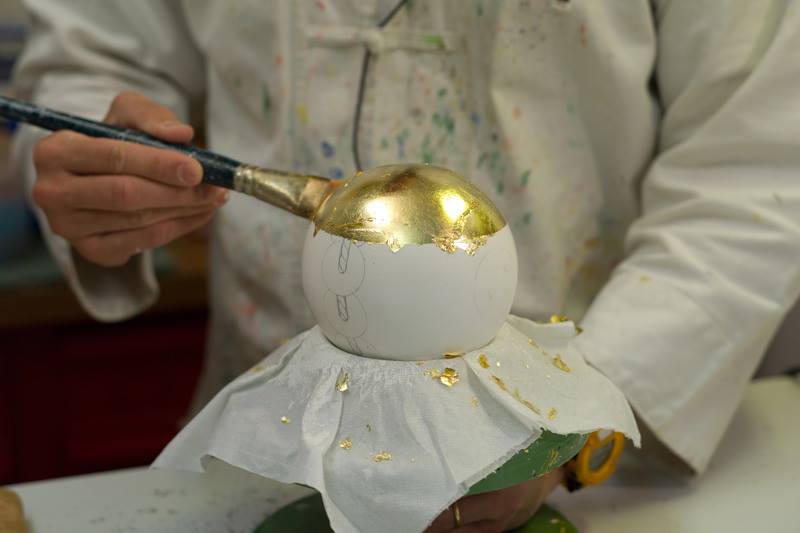 L’application de feuilles d’or sur un objet traditionnellement toscan : les « barberi » de Sienne (chevaux)