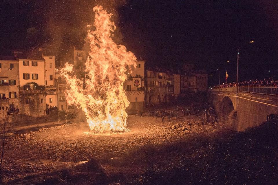 Disfida dei Falò (fête des feux)